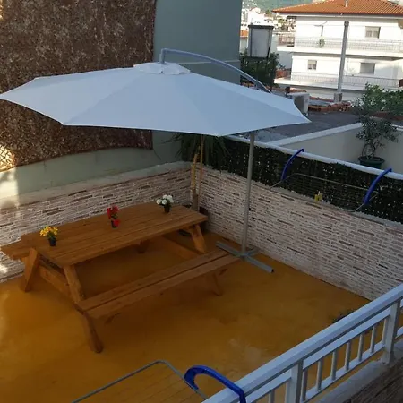 House In The Center Neos Marmaras